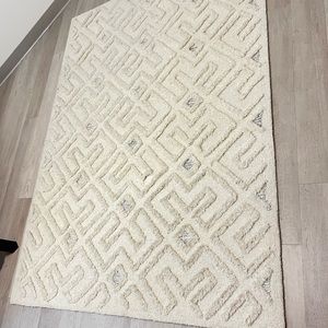 LR Home Katie Collection Ivory with Light Gray Accent Hand Hooked 5x7 Rug.